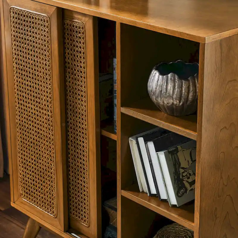 Meuble d'appoint en rotin Mid-Century Modern, Buffet avec étagère réglable et pieds en bois massif - Bois clair