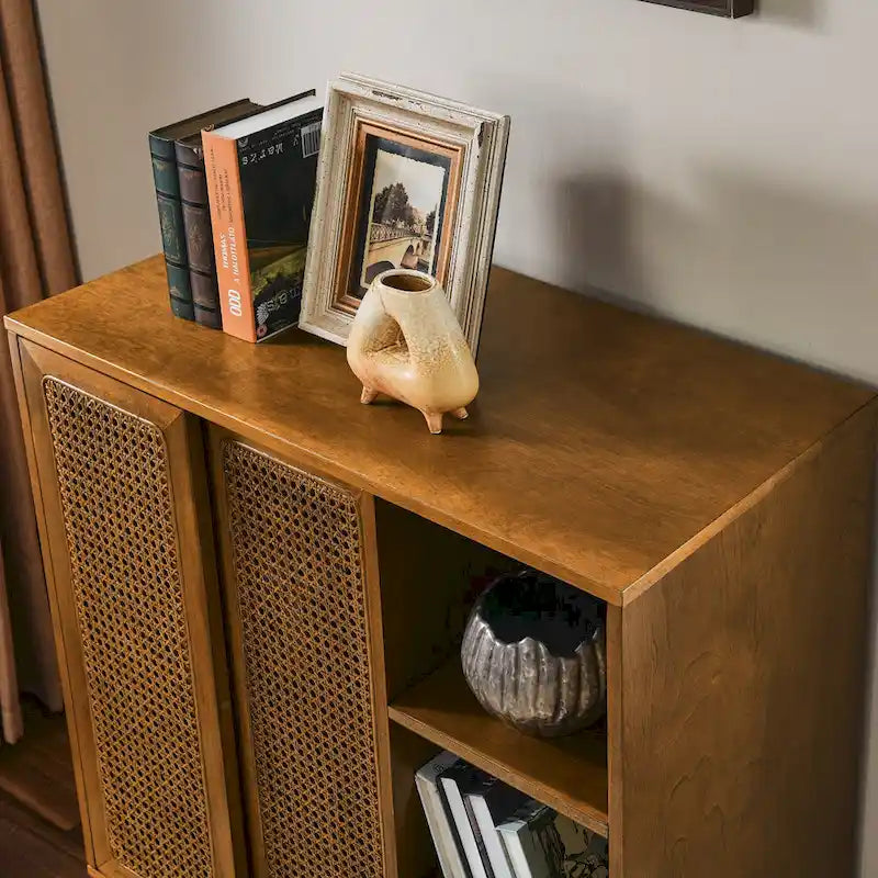 Meuble d'appoint en rotin Mid-Century Modern, Buffet avec étagère réglable et pieds en bois massif - Bois clair