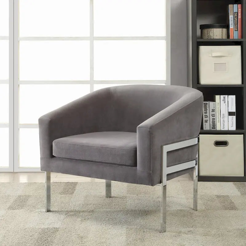 Fauteuil d'appoint gris au design moderne et élégant avec base chromée
